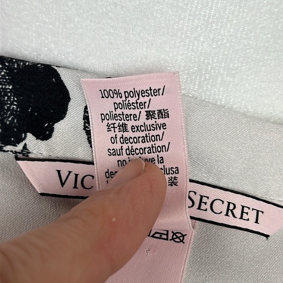 VICTORIA’S SECRET BUNDLE BRA 34C SATIN PAJAMA TOP VELVET RHINESTONE BAG - Picture 10 of 16